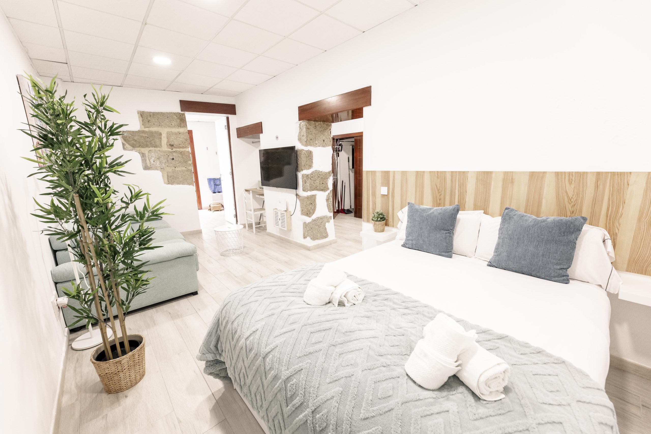 COLONIAL STONE APARTMENT